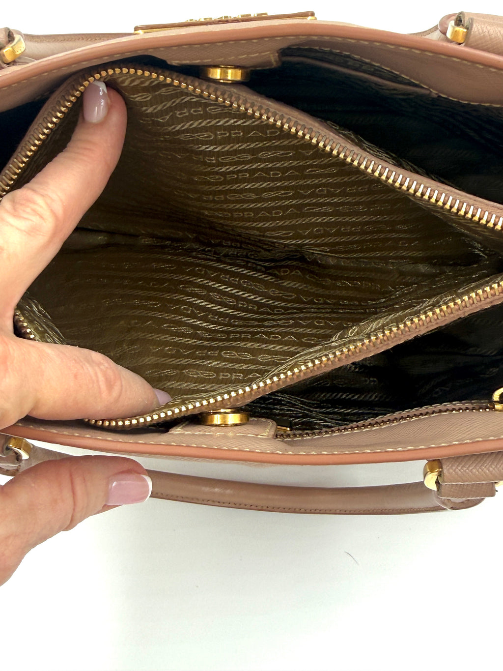 Prada Galleria Saffiano Leather in Beige with Coordinating Wallet Pre Owned Authentic