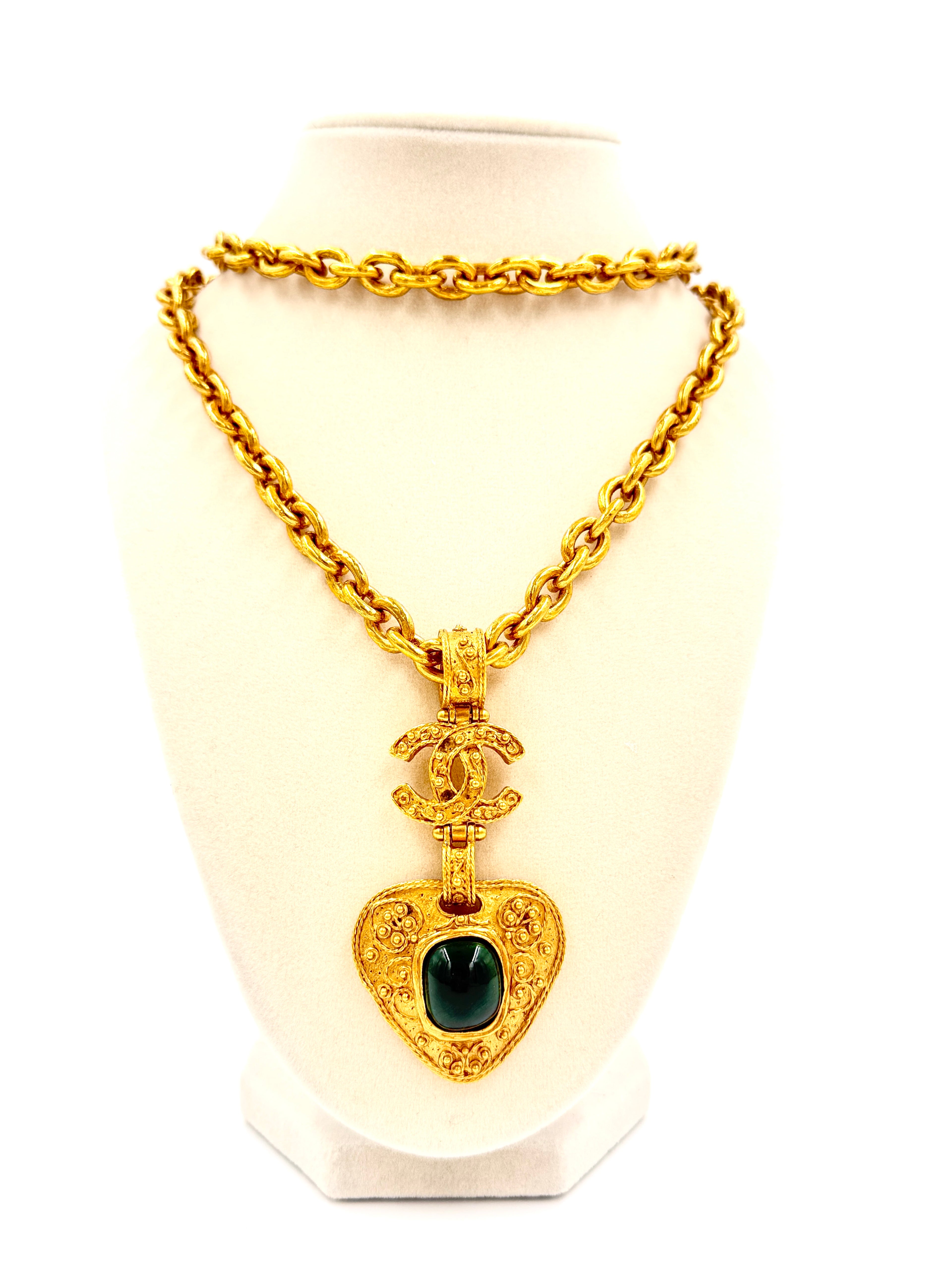 Pre-Owned Chanel Vintage Green Gripoix  Necklace Long Chain - Authenticated