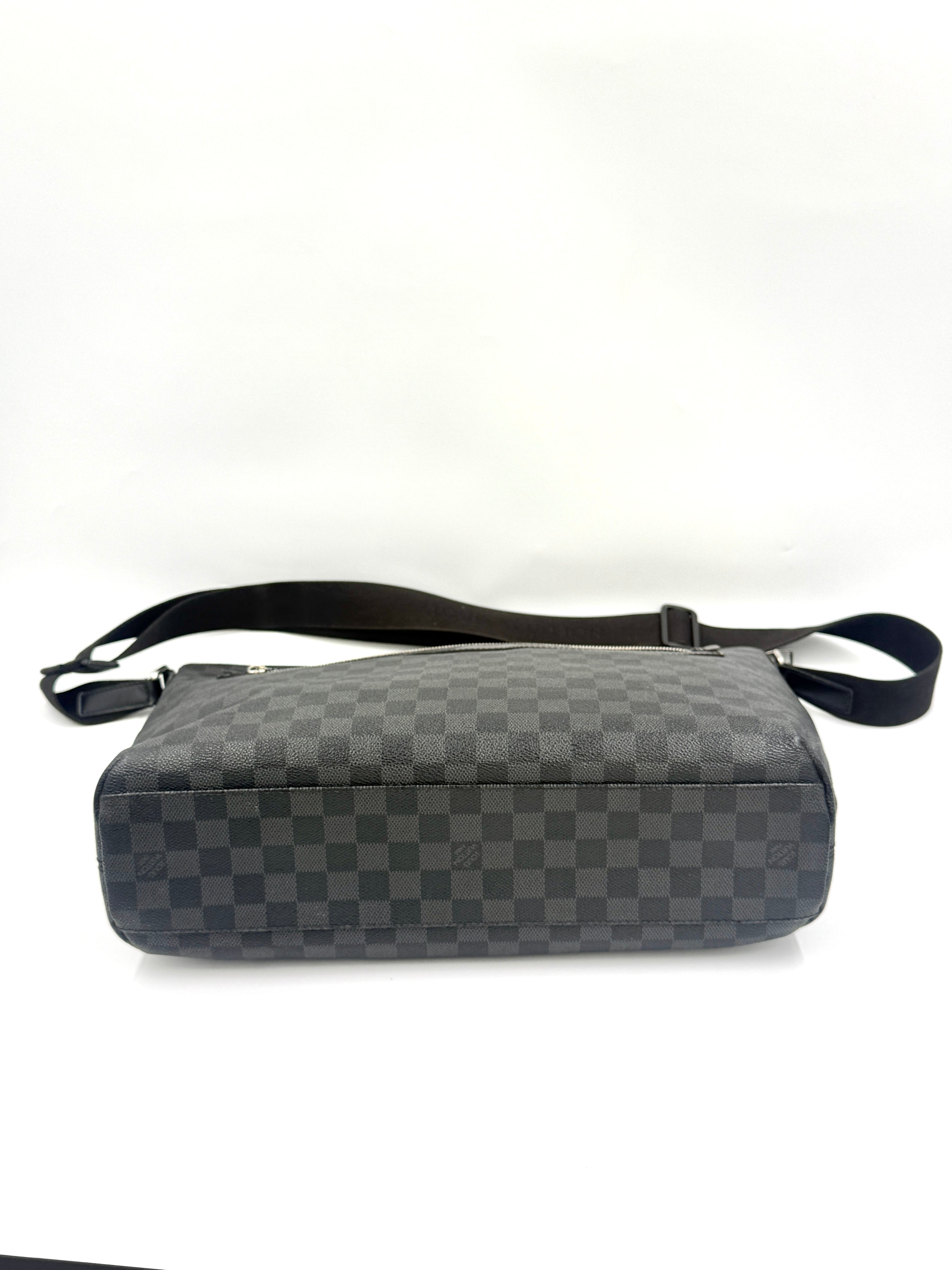 Pre-Owned Authentic Louis Vuitton Damier Graphite Canvas Mick GM Bag - Autheticated