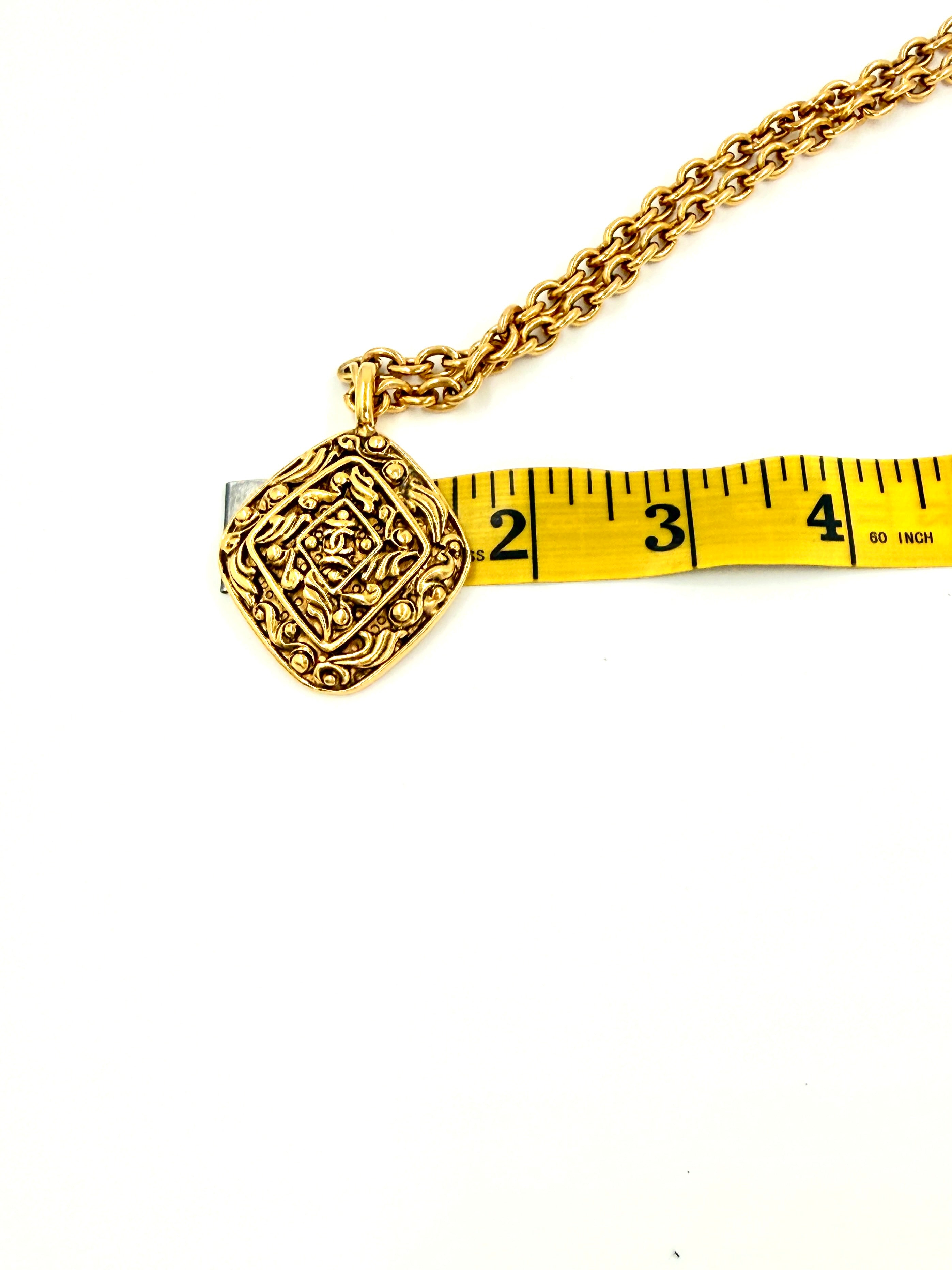Pre-Owned CHANEL CC Logos rhombus Charm Necklace Gold Tone - Authenticated
