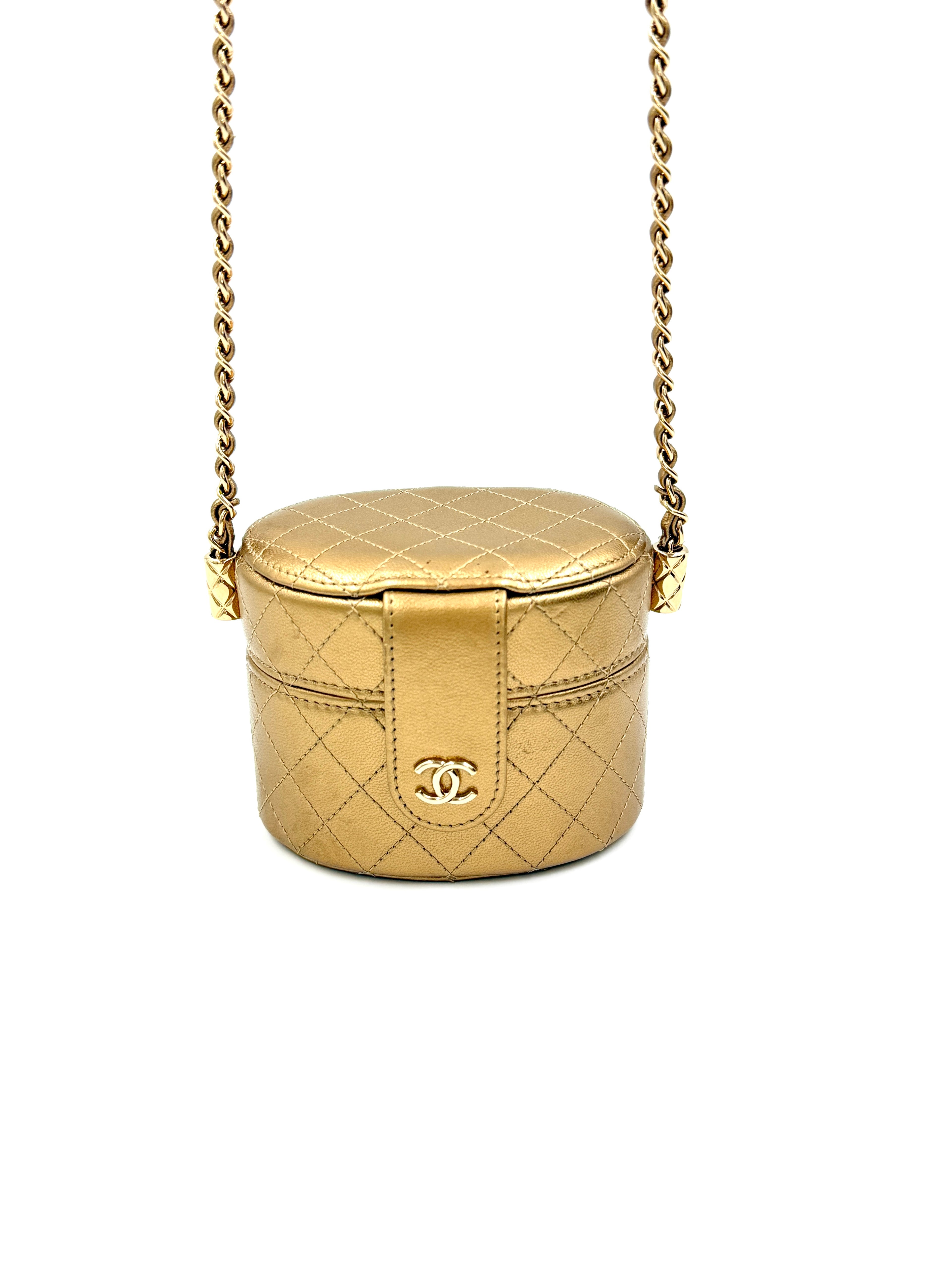 Pre-Owned Chanel Metallic Quilted Lambskin Round Mini Vanity Case - Authenticated