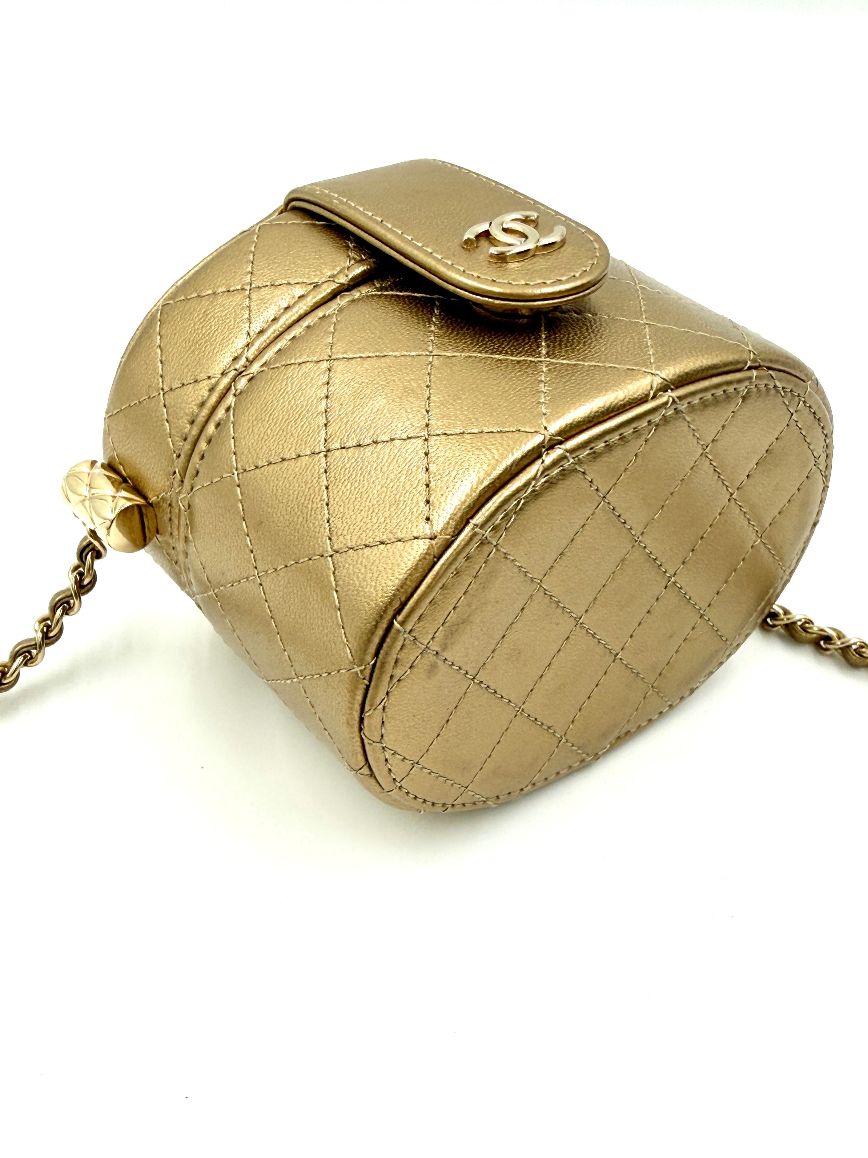 Pre-Owned Chanel Metallic Quilted Lambskin Round Mini Vanity Case - Authenticated