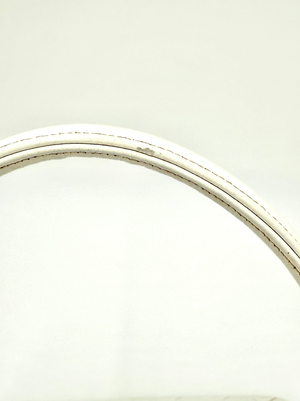 Pre-Owned Chanel Vintage White Caviar Leather Medallion Tote with Gold Hardware - Authenticated