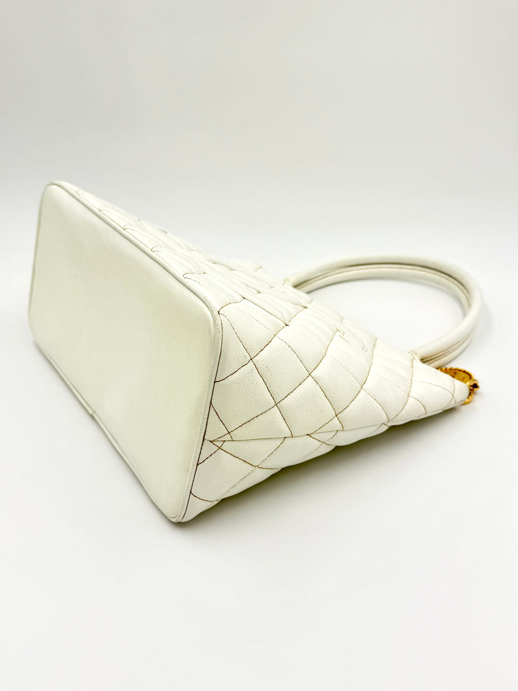 Pre-Owned Chanel Vintage White Caviar Leather Medallion Tote with Gold Hardware - Authenticated