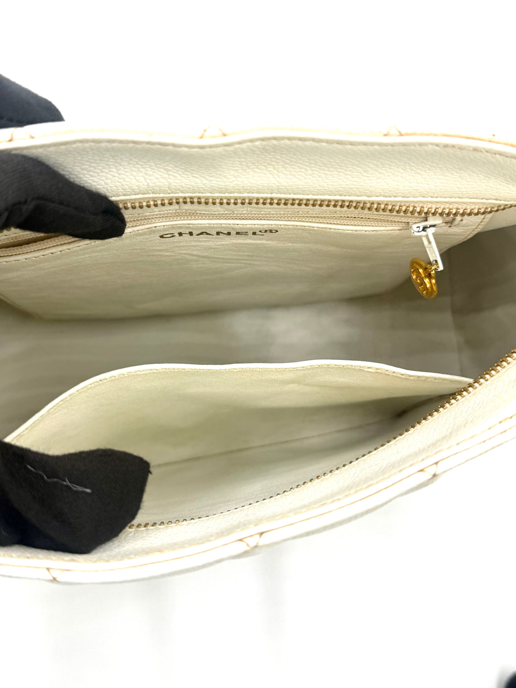 Pre-Owned Chanel Vintage White Caviar Leather Medallion Tote with Gold Hardware - Authenticated