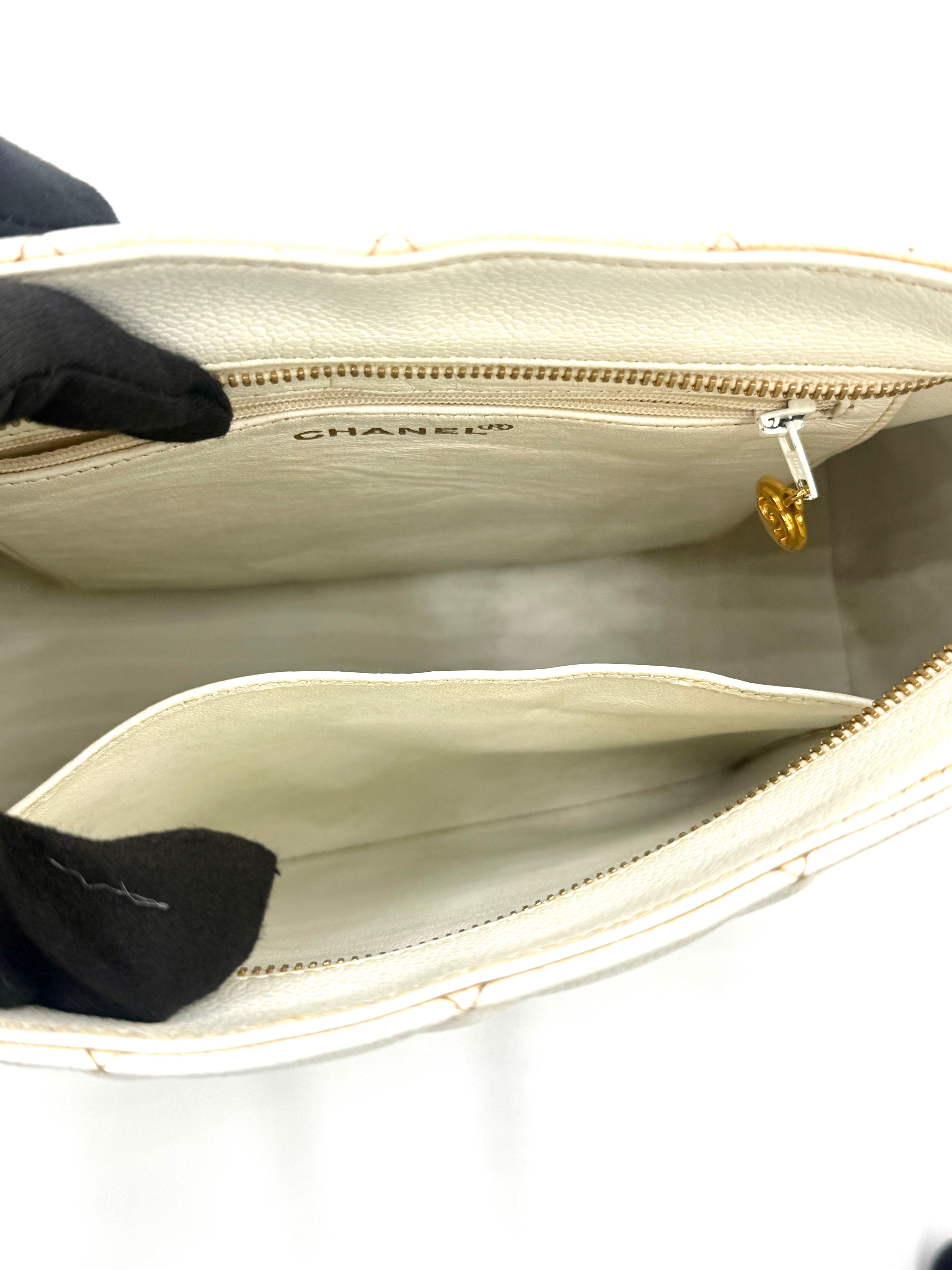 Pre-Owned Chanel Vintage White Caviar Leather Medallion Tote with Gold Hardware - Authenticated