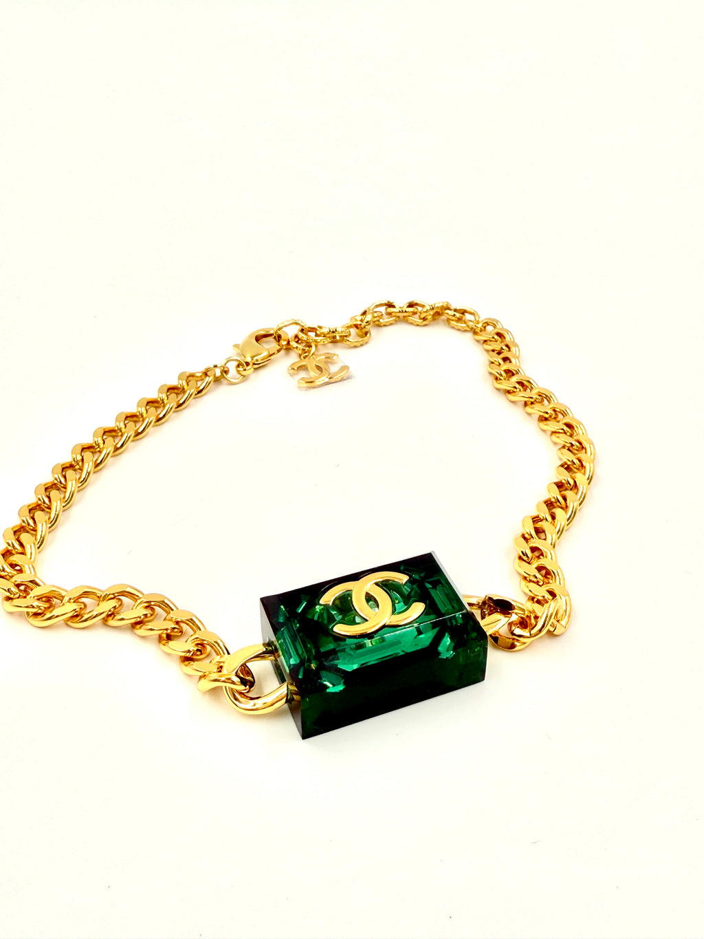 Chanel 2023 Emerald Green CC Square Gold Tone Choker Necklace - Pre Owned Authentic