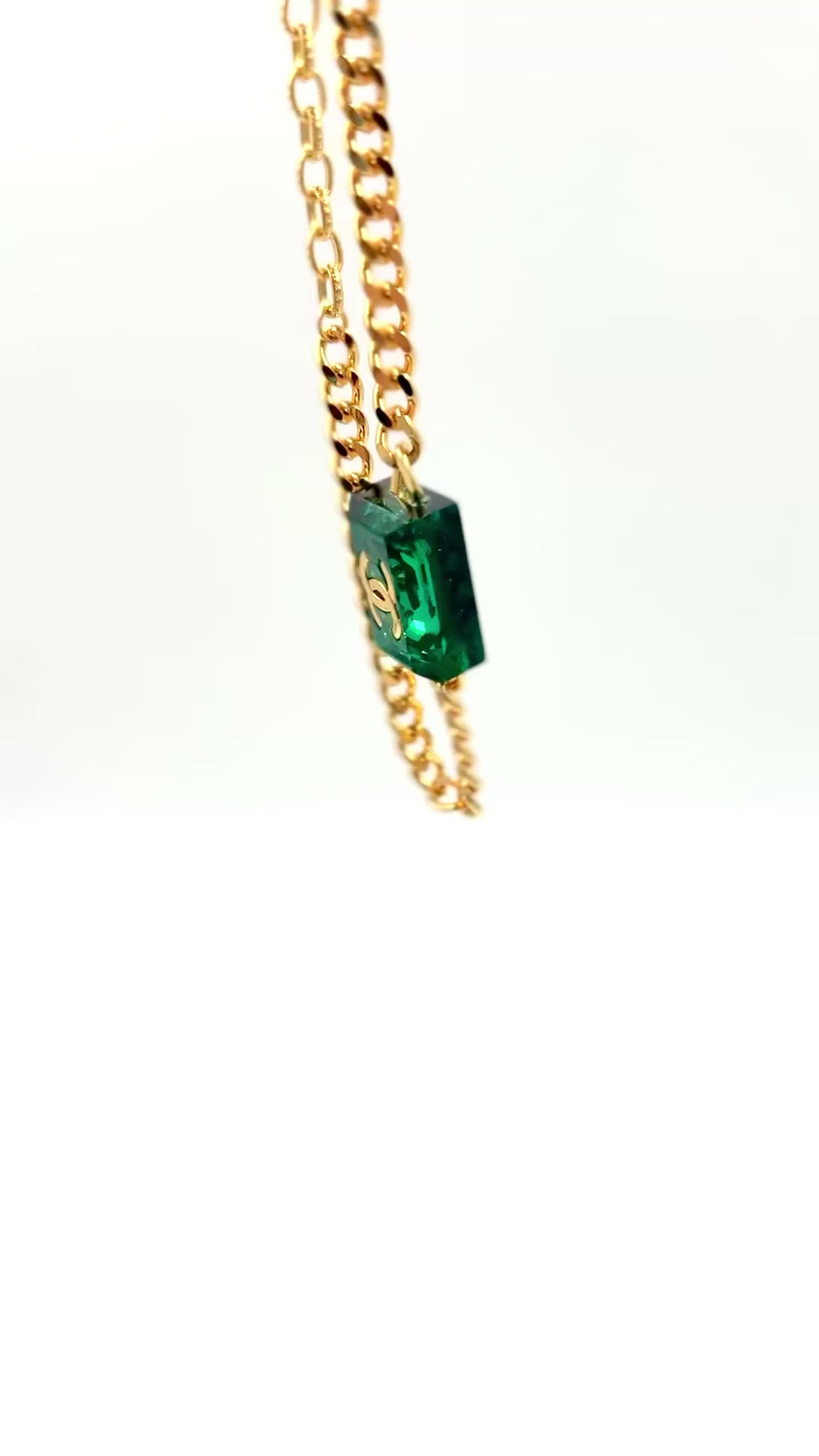 Chanel 2023 Emerald Green CC Square Gold Tone Choker Necklace - Pre Owned Authentic